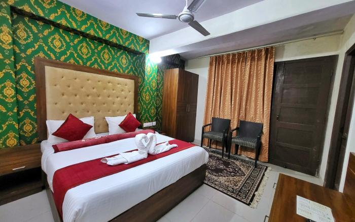 Bay leaf by Live Inn