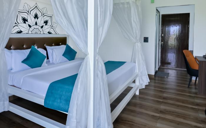 Elegant Waterfront Resort By Bay Hotels