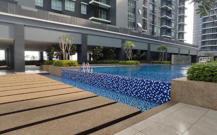 Bukit Rimau Roomy Master Bedroom with Facilities