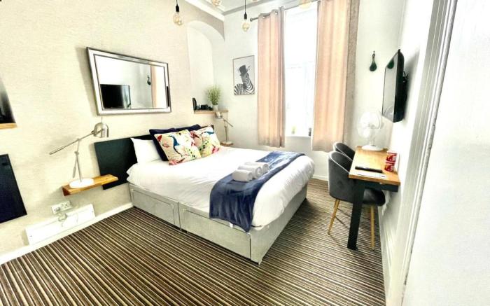 Brighton Black Hotel & Hot Tubs