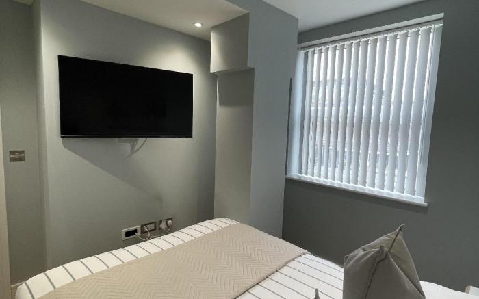 LUXURIOUS ONE BEDROOM APARTMENT IN BOND STREET