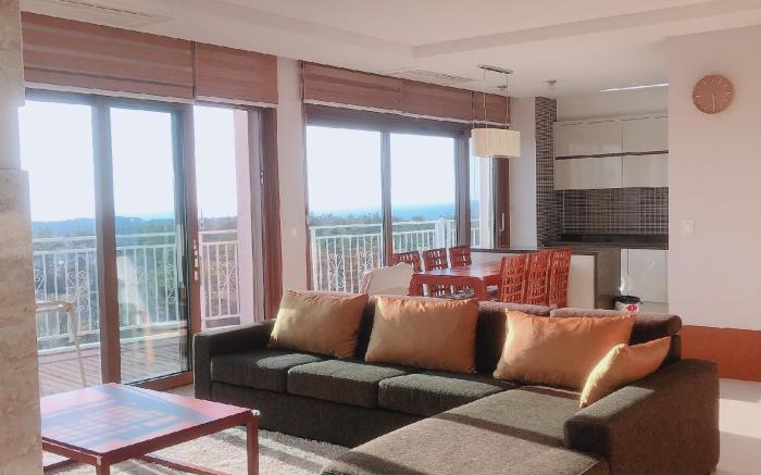 A Cozy and Clean House, Golf View, 5-minute Drive to Hyeopjae Beach