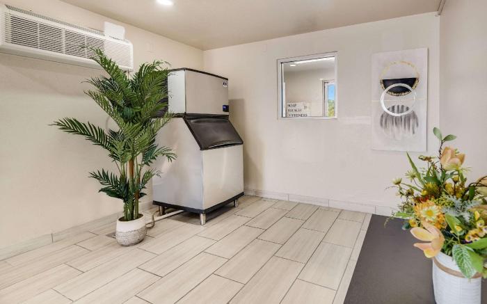 Econo Lodge Stockton near I-5 Fairgrounds