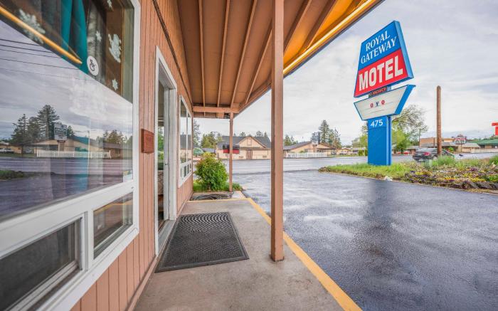 Royal Gateway Motel by OYO 