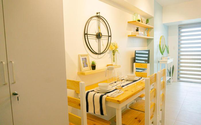 Homey Serin West Tagaytay  w Balcony Free Parking