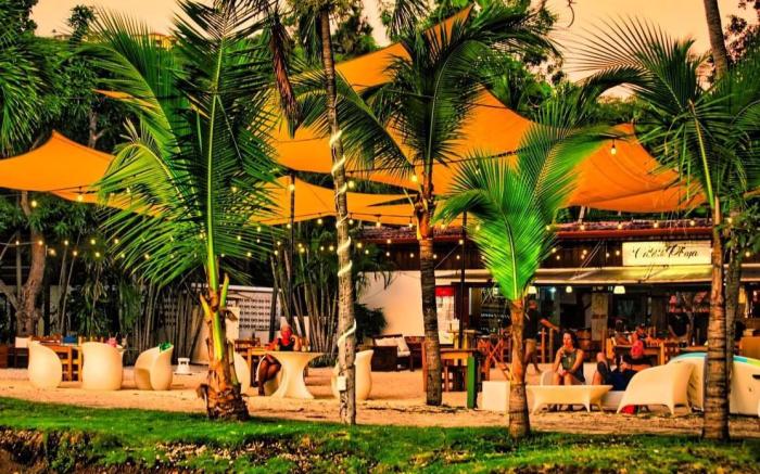 Café de Playa beach front restaurant and suites