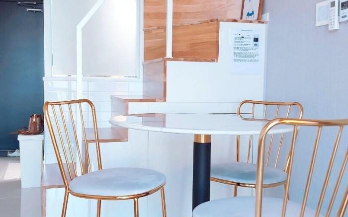 “Romantic Balcony Stay with Netflix & Café Street