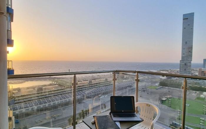 Apartment overlooking the sea and the FormulaTower