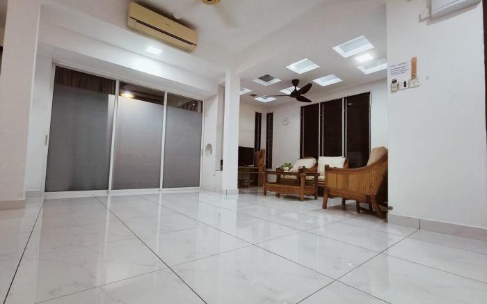 Family 15 Pax Corner Lot House / Free WiFi
