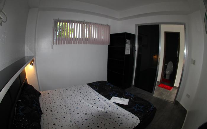 Logan/ Sobis Apartments Room4