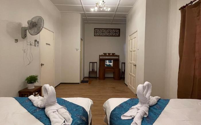 Baba & Charlie Home Stay (For 11 Pax)
