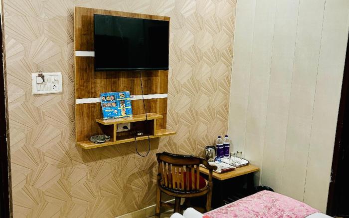 Hotel Raj - Near Railway Station