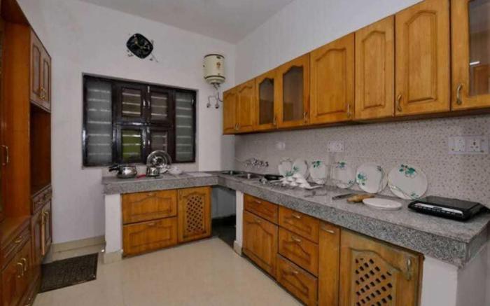 Hotel O POP Royal Guest House Near Omaxe Celebration Mall