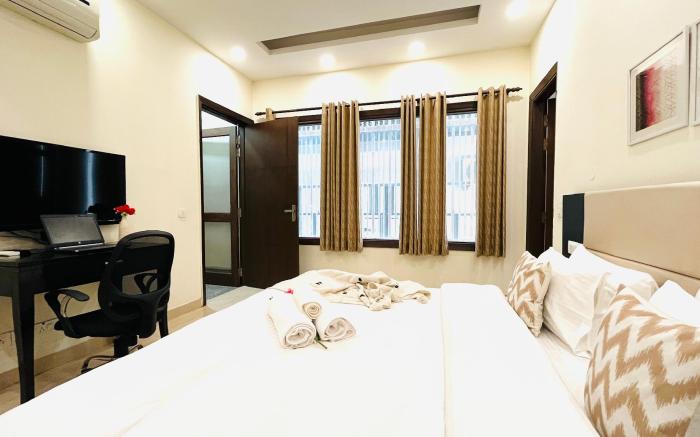 BluO 2BHK @ DLF CyberCity - Balcony, Lift, Parking