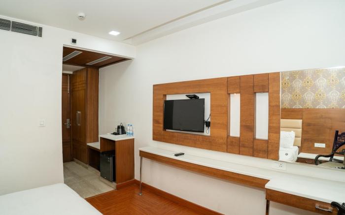 HOTEL GRAND HRIDEY  20 steps from Railway station