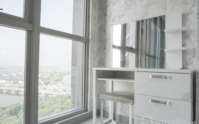 Warm Elegant 1BR Gold Coast Apartment By Travelio