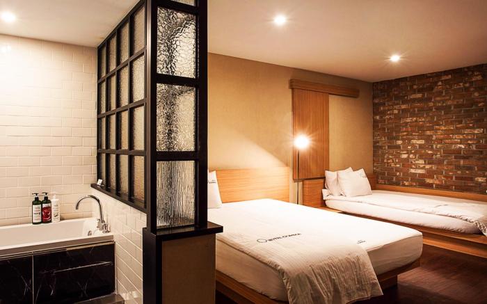 Comma Hotel