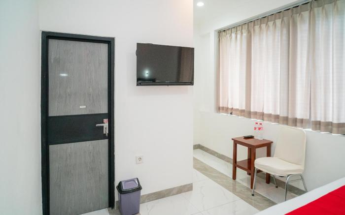 RedDoorz near Stasiun Senen