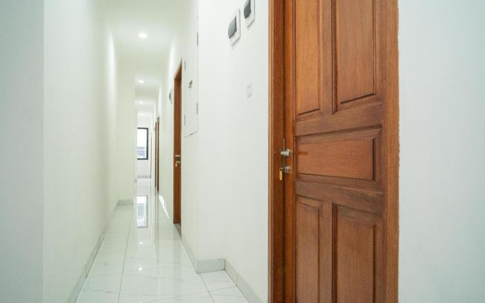 RedDoorz near Stasiun Senen