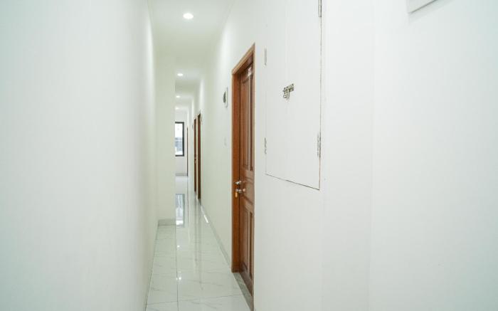 RedDoorz near Stasiun Senen