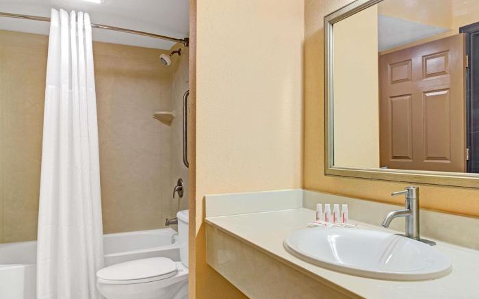 Days Inn & Suites by Wyndham Tampa near Ybor City