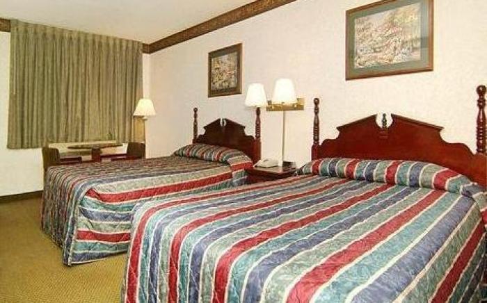 Econo Lodge & Suites