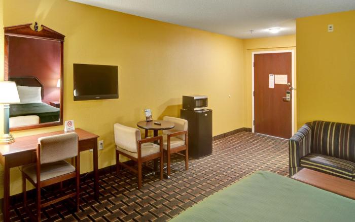 HomeTown Inn & Suites - Longview, TX