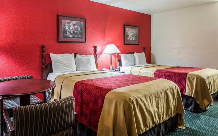 Econo Lodge & Suites