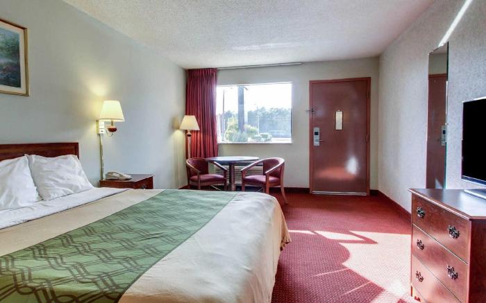 Econo Lodge Inn & Suites