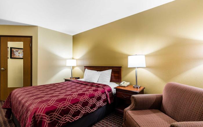Econo Lodge Inn & Suites