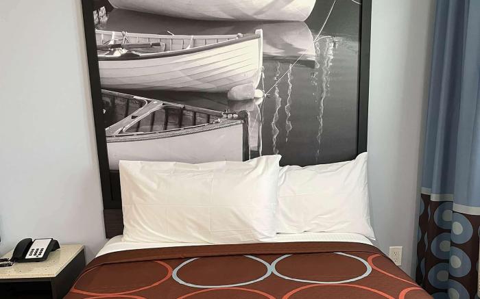 Super 8 by Wyndham Lindenhurst