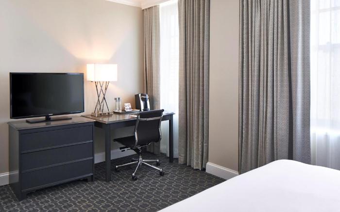 Redmont Hotel Birmingham, Curio Collection by Hilton