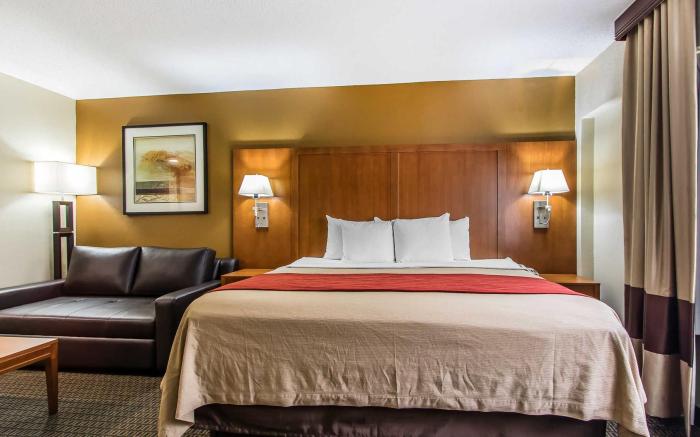 Econo Lodge Inn & Suites