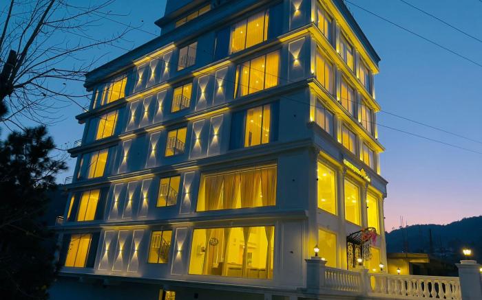 Claret Inn & Suites