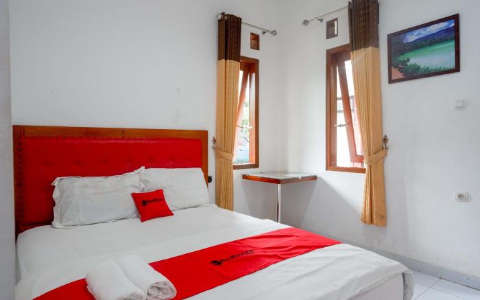 RedDoorz near Alun Alun Wonosobo 2