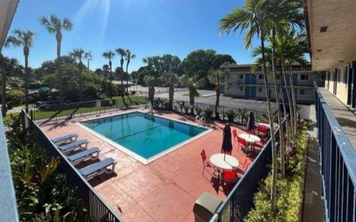 Motel 6 Riviera Beach, FL