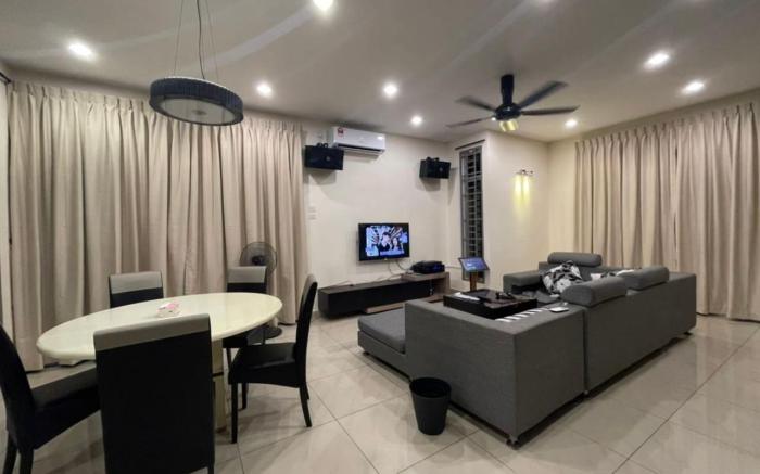 Austin 55, Corner with Karaoke n BBQ for 16paxs