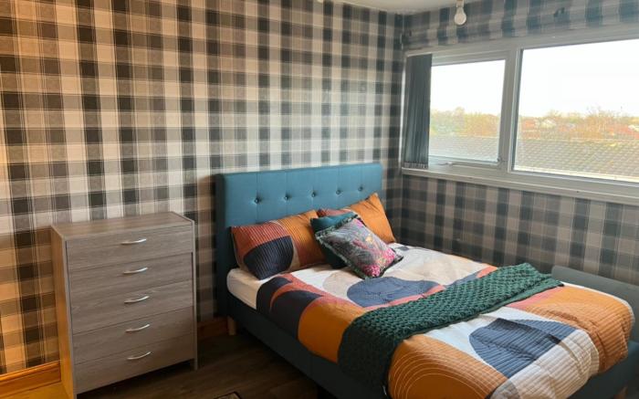Cheerful 5-bedroom home with free parking on site