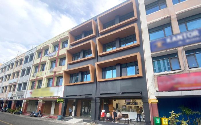 Urbanview Hotel Bizhome Artha Gading Boulevard by RedDoorz