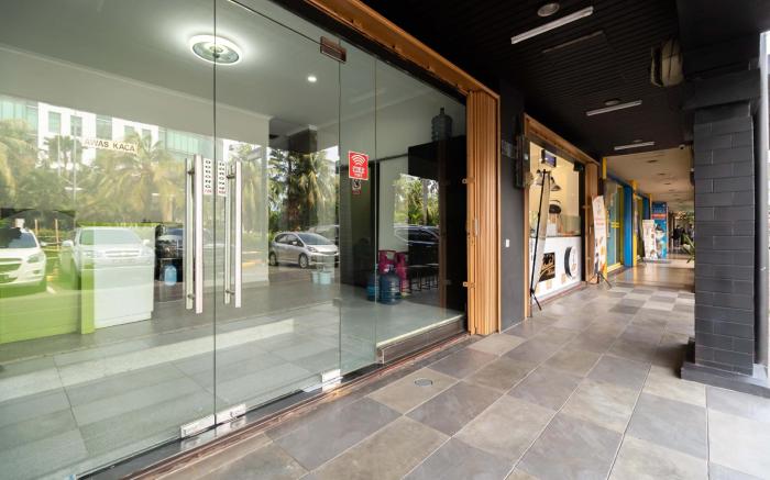 Urbanview Hotel Bizhome Artha Gading Boulevard by RedDoorz