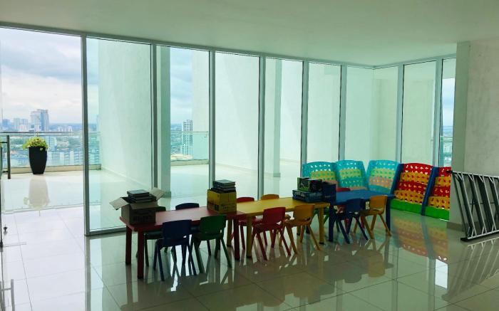 Paragon Suite, Wind by pool by Antlerzone