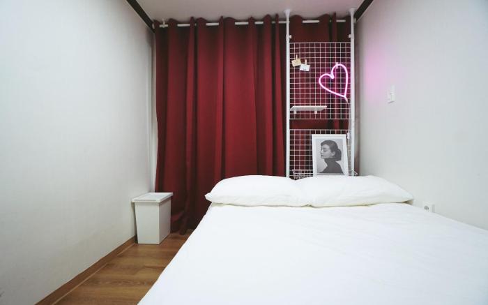 hongik univ stn 10sec,3rooms,4beds, 1st floor [19]