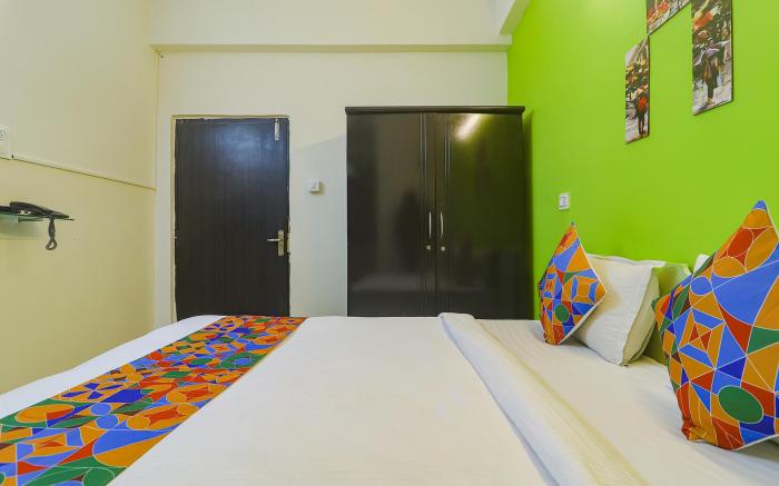 FabHotel Broholic - 200M from CARE Hospitals - Hitech City