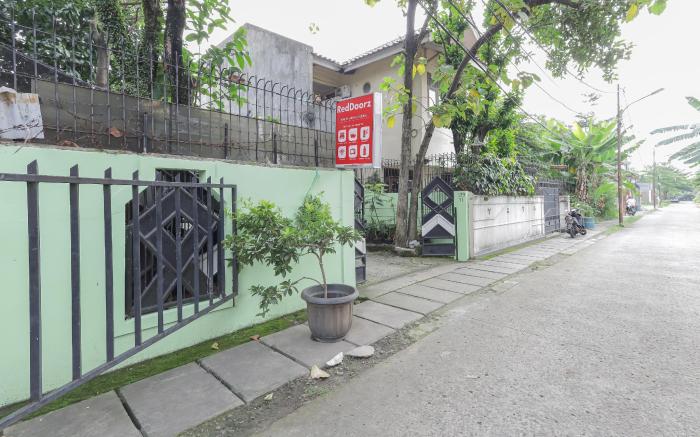 RedDoorz near RS Sari Asih Ciledug