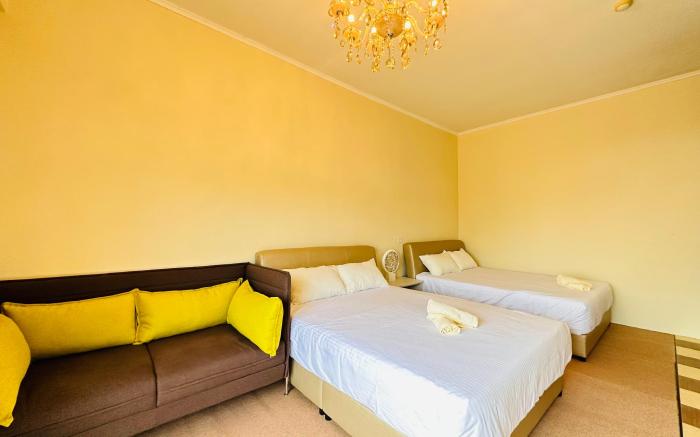 Kuching Fata Hotel Family Room with Balcony 
