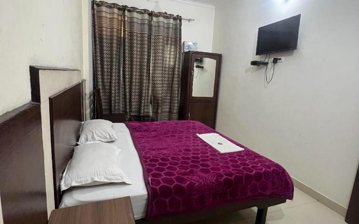 Raja Guest House, Near Railway Station 
