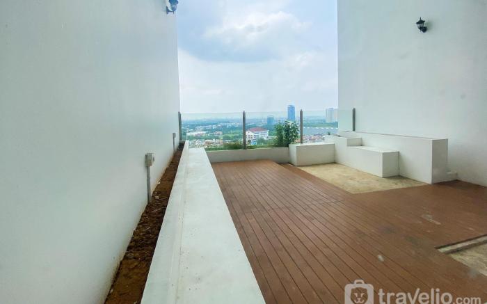 Comfort 1BR Patraland Urbano Apartment By Travelio