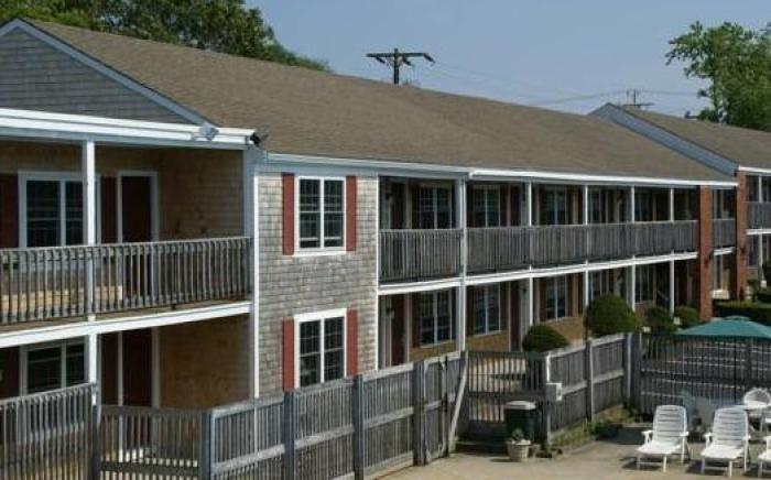 Holiday Hill Inn & Suites