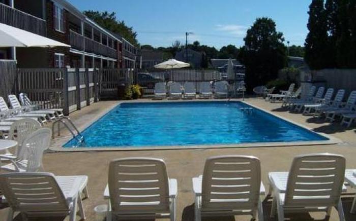 Holiday Hill Inn & Suites