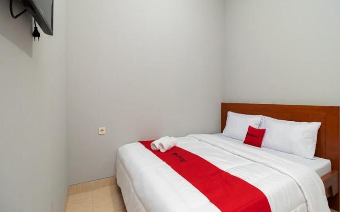 RedDoorz near RS Sari Asih Cipondoh